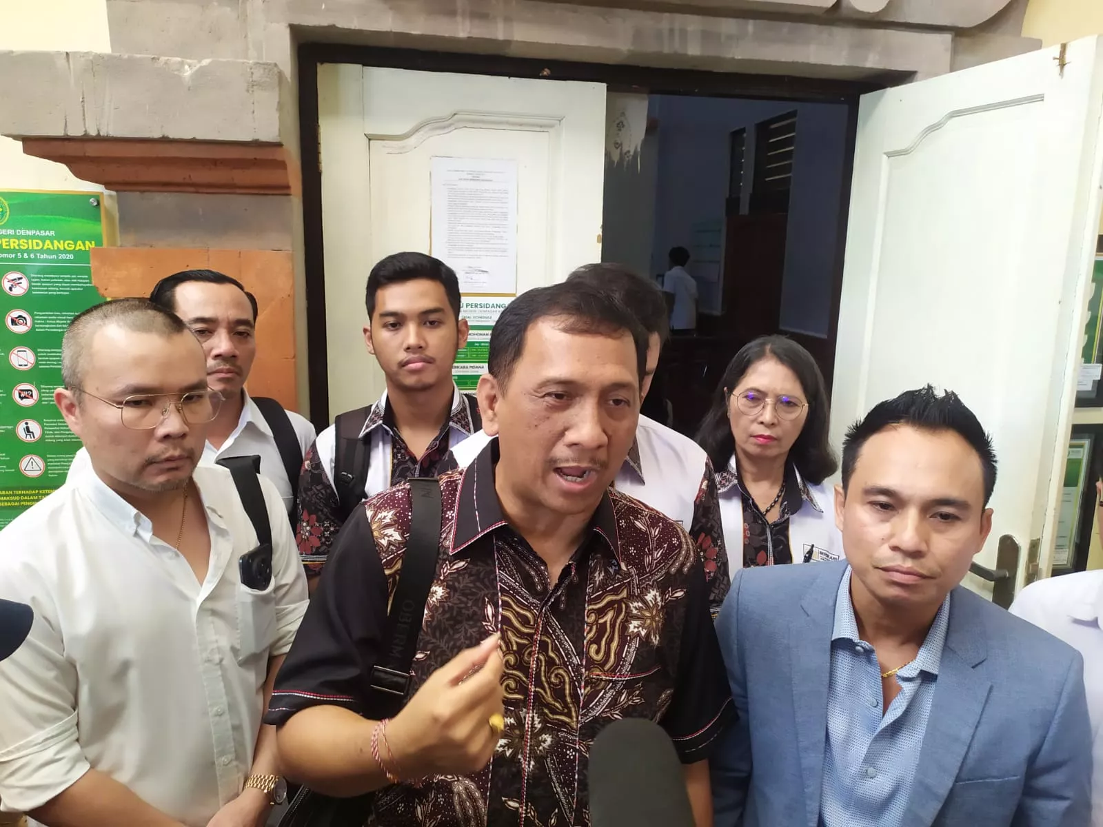 Photo of I Made Daging's attorney, when met after the pretrial hearing at the Denpasar District Court, February 2, 2026