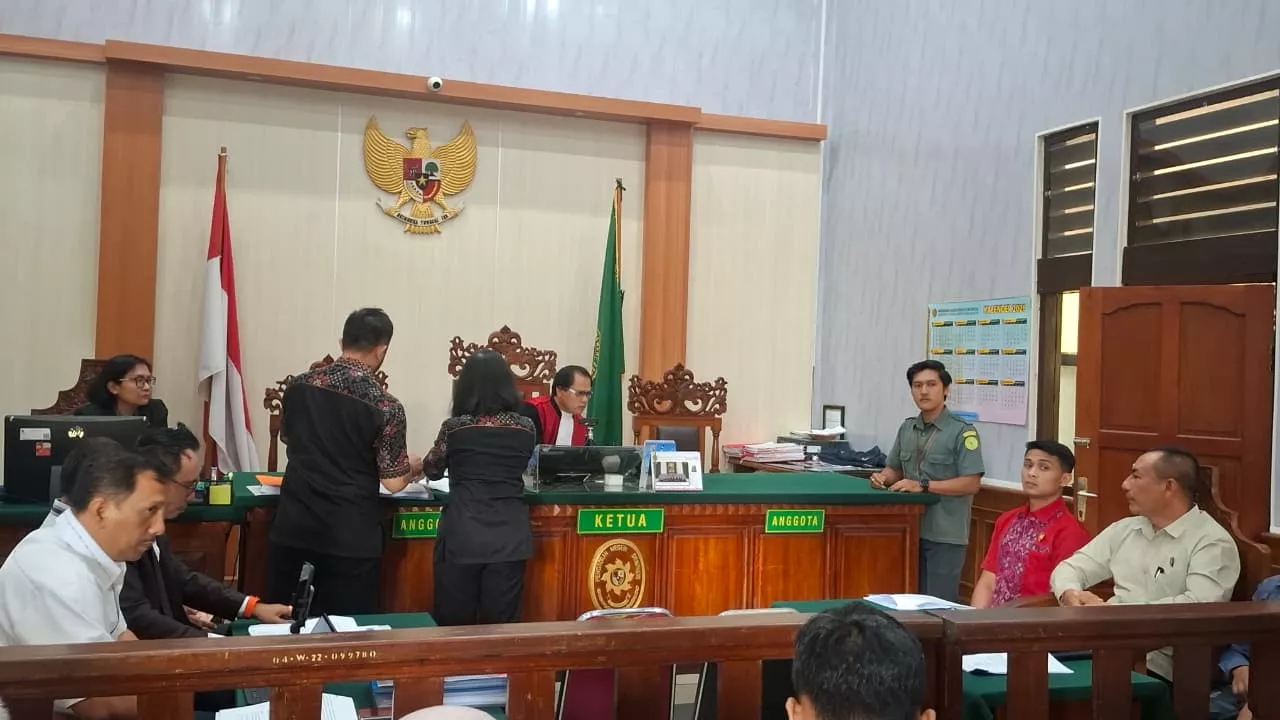 Photo of the atmosphere of the pretrial hearing at the Denpasar District Court, Bali, January 3, 2026