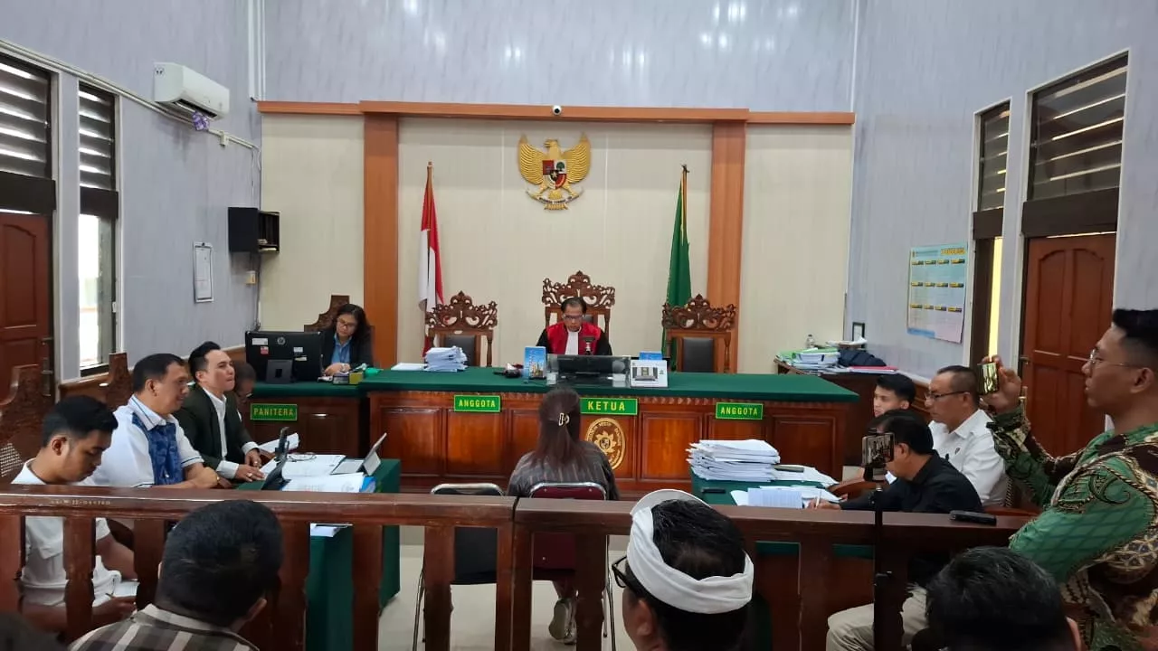 Photo of the atmosphere of the pretrial hearing presenting the respondent's expert witness at the Denpasar District Court, February 4, 2026